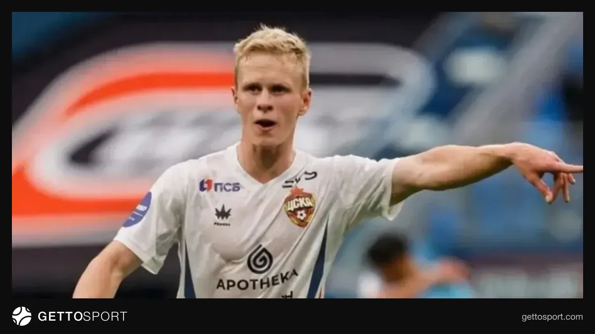 Matvey Kislyak CSKA formasıyla top sürerken