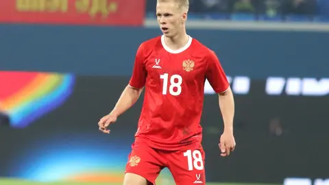 Matvey Kislyak CSKA Moskova formasıyla top sürerken