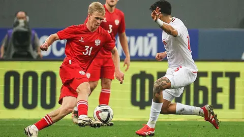 Matvey Kislyak CSKA Moskova formasıyla topla ilerliyor