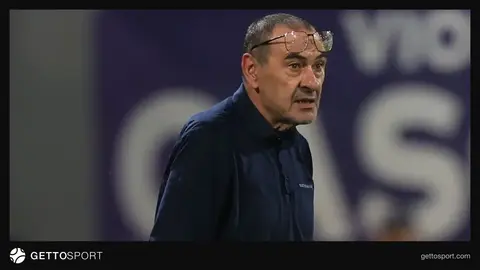 Mauritsio Sarri mətbuat konfransında nitq söyləyir