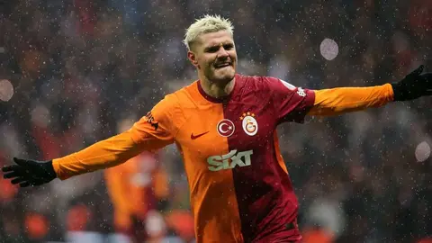 Mauro Icardi takım formasıyla basın röportajı verirken