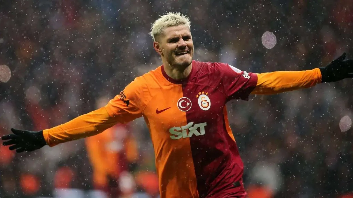 Mauro Icardi takım formasıyla basın röportajı verirken