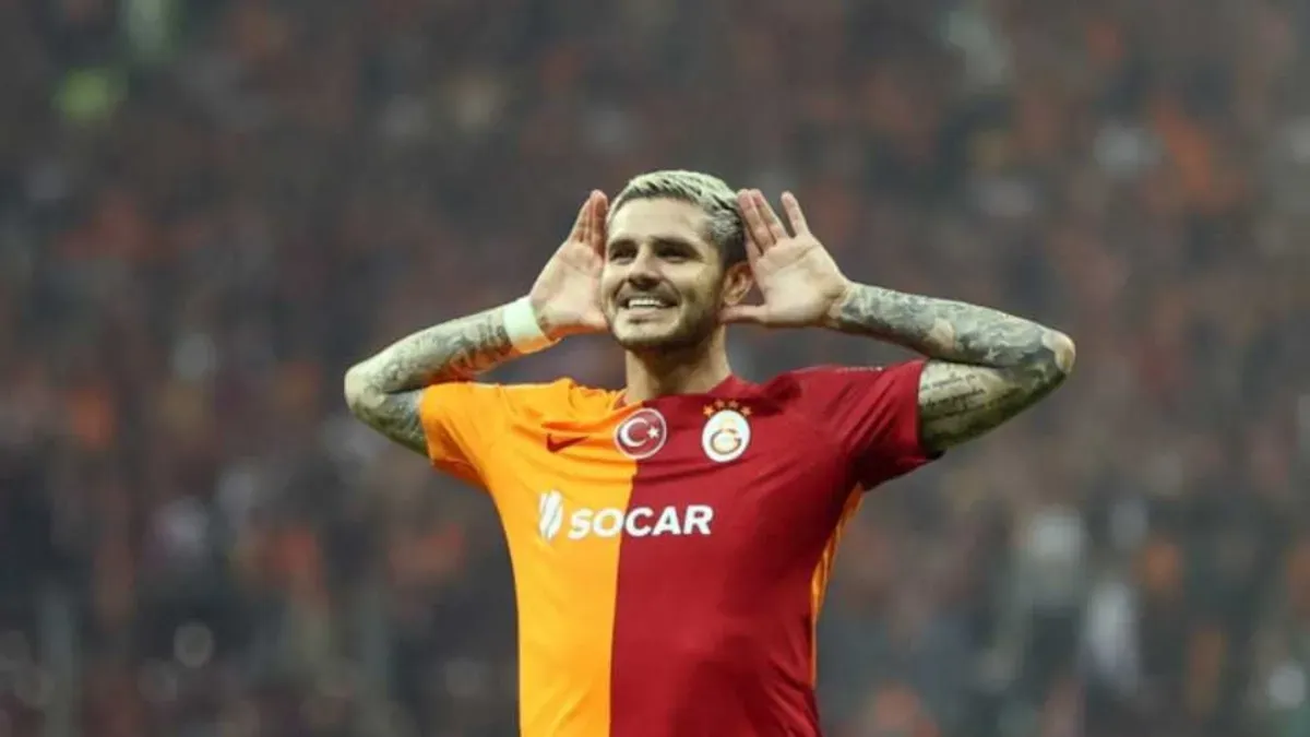 Mauro İcardi formasını giymiş sahada poz veriyor