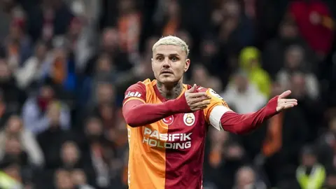 Mauro İkardi məşqdə topun yanında, Betis və Qalatasaray forma xatirələri