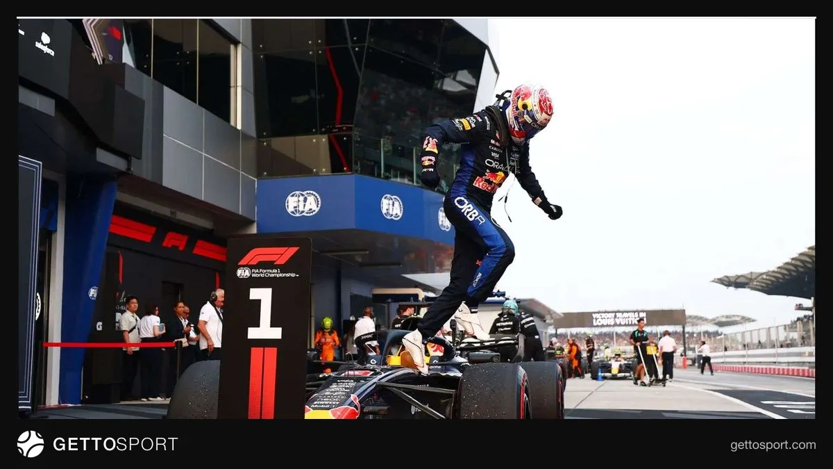 Max Verstappen pist kenarında röportaj verirken