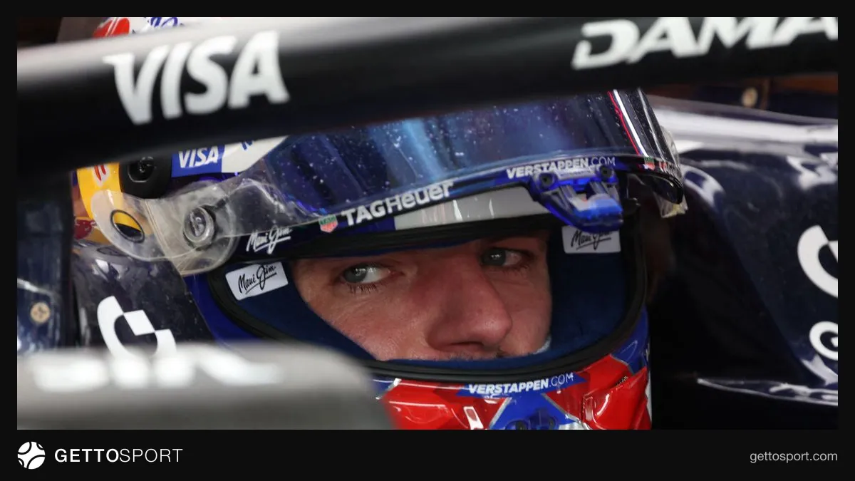 Max Verstappen kırmızı-koyu mavi Red Bull tulumuyla Marina Bay pistinde telsiz kullanırken