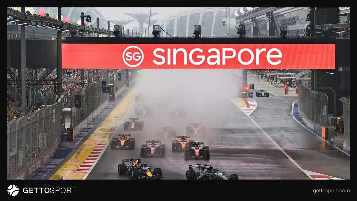 Marina Bay Cadde Pisti'nde yağmur altında sprint başlangıcı ve yarış araçları