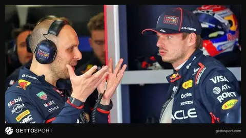 Formula 1 pilotu telsiz konuşması yaparken araç kokpitinden çekilmiş fotoğraf