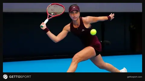 Maya Xvalinskaya matç zamanı forehend zərbəsi