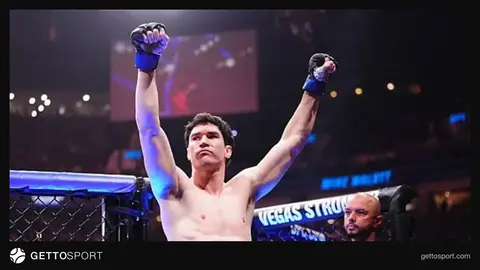 Mayk Malott UFC Edmonton matçında rəqibinə diz zərbəsi endirir