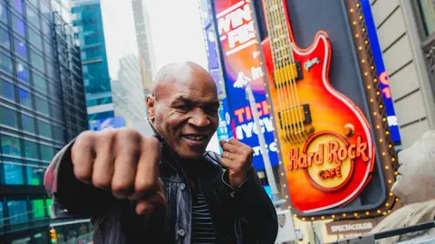 Mayk Tayson portreti və Tuzlu Kahve serialının afişasına işarə