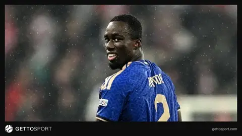 Maykl Kayode Brentford forması ilə topu sürür
