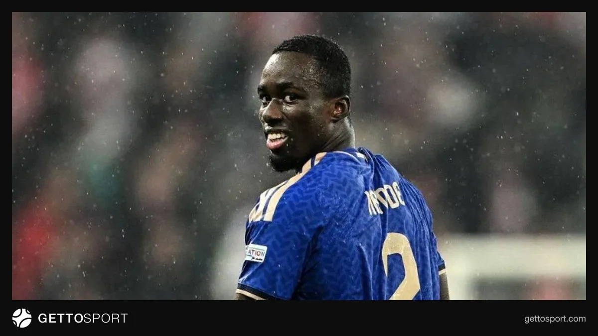 Maykl Kayode Brentford forması ilə topu sürür