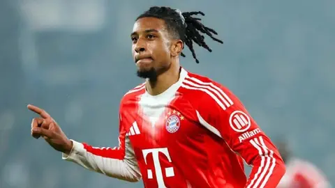 Maykl Olise Bayern forması ilə topa nəzarət edir