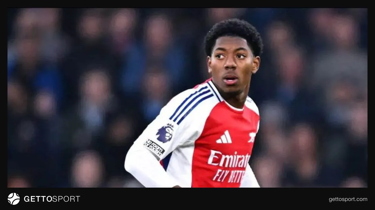 Mayls Lyuis-Skelli mikrofona danışır, arxa planda Arsenal loqosu