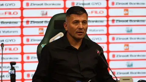 Mazıdağı Fosfatspor teknik direktörü Serdar Göçerler basın toplantısında konuşuyor