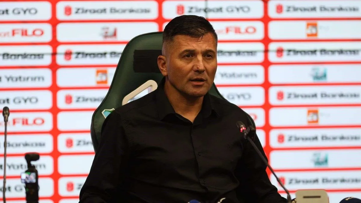 Mazıdağı Fosfatspor teknik direktörü Serdar Göçerler basın toplantısında konuşuyor