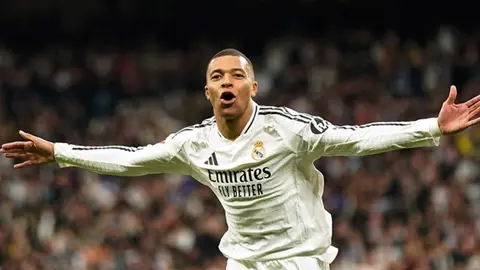 Kilian Mbappe Real forması ilə qol sevinci Kamp Nou stadionunda