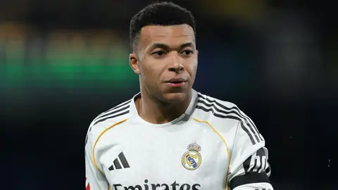 Kilian Mbappe topa vurur, Real Madrid forması