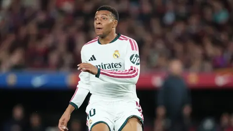 Kylian Mbappe'nin Real Madrid forması ve yakılmış formalar görüntüsü
