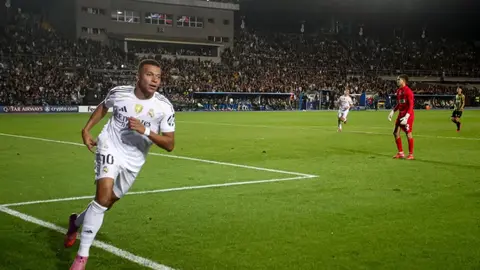 Kilian Mbappe podiumda və ya Qızıl top mərasimi səhnəsində