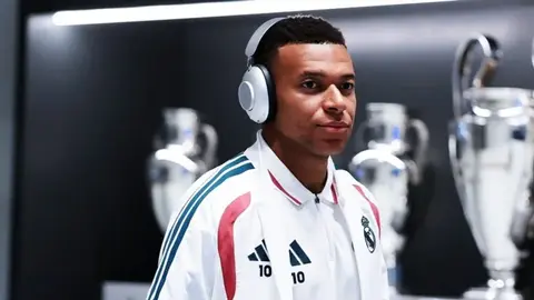 Kilian Mbappe Real Madrid forması ilə meydanda topa baxır