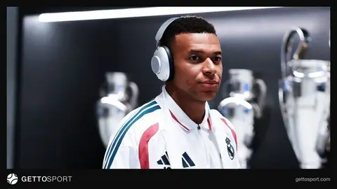Kilian Mbappe Real Madrid forması ilə meydanda topa baxır