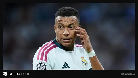 Kilian Mbappe məşqdə topa toxunur, arxada Joze Mourinyo