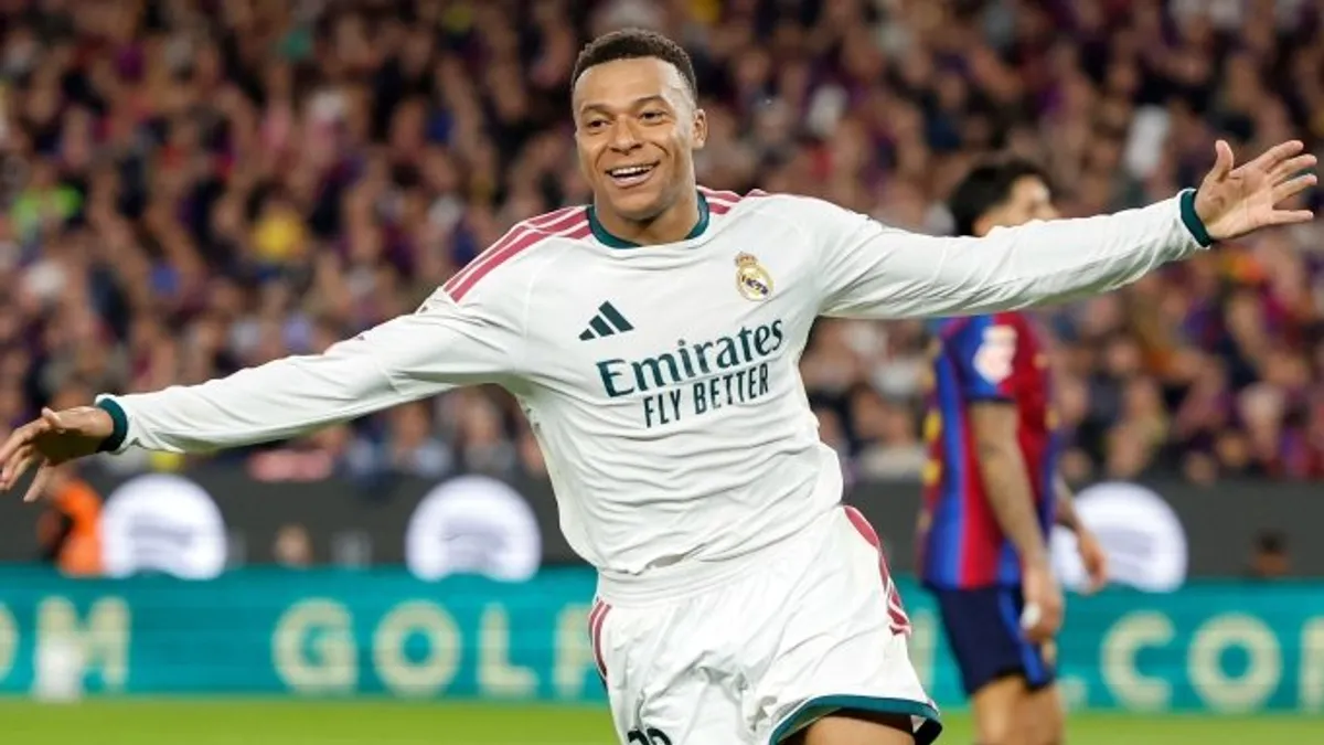 Kylian Mbappé konuşurken çekilmiş portre fotoğrafı