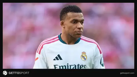 Kilian Mbappe ceremoniyada mükafatla nitq söyləyir
