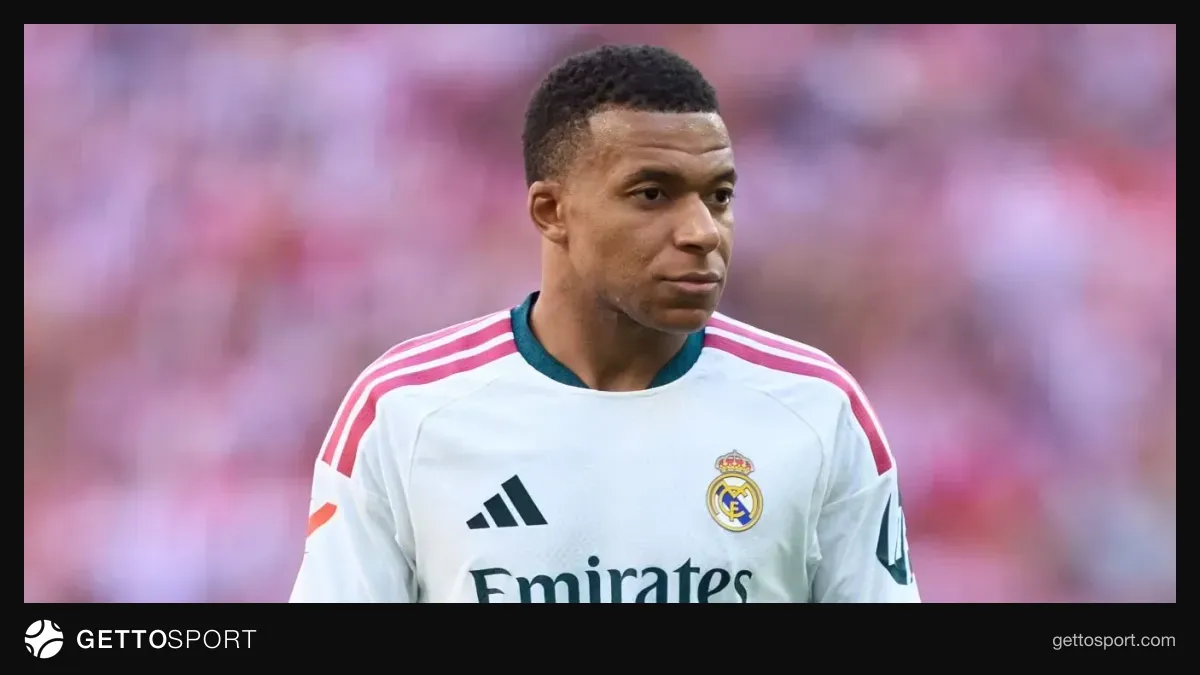 Kilian Mbappe ceremoniyada mükafatla nitq söyləyir