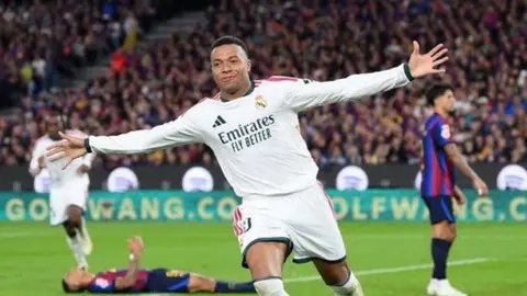 Kilian Mbappe Real forması ilə qol vurarkən stadionda qeyd edir
