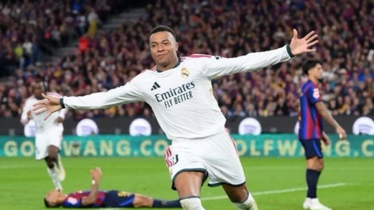 Kilian Mbappe Real forması ilə qol vurarkən stadionda qeyd edir