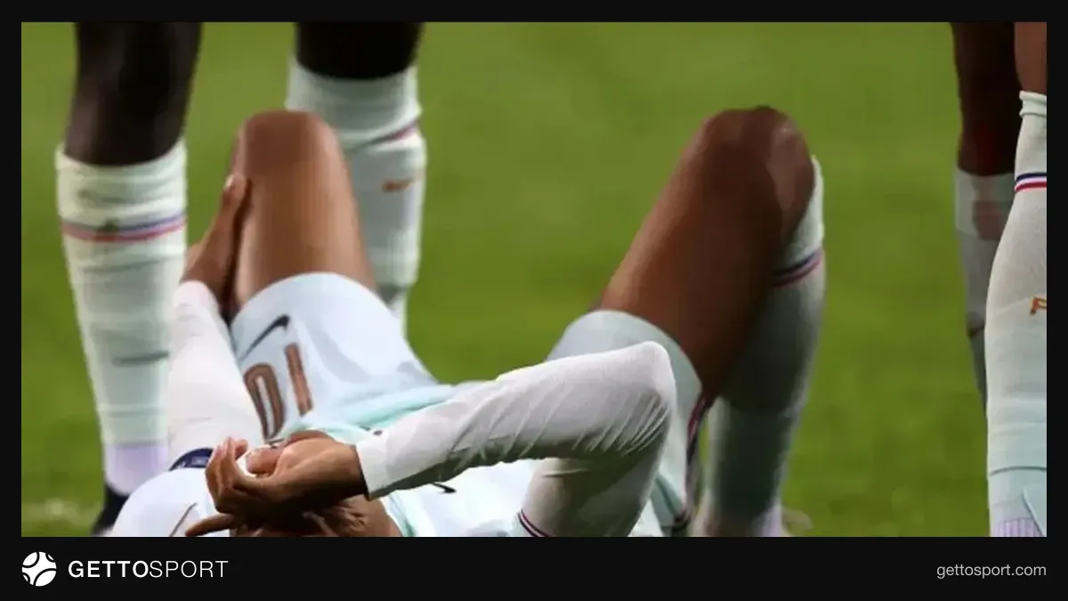 Mbappe idman formasında, velosiped sürdüyü anın görüntüsü