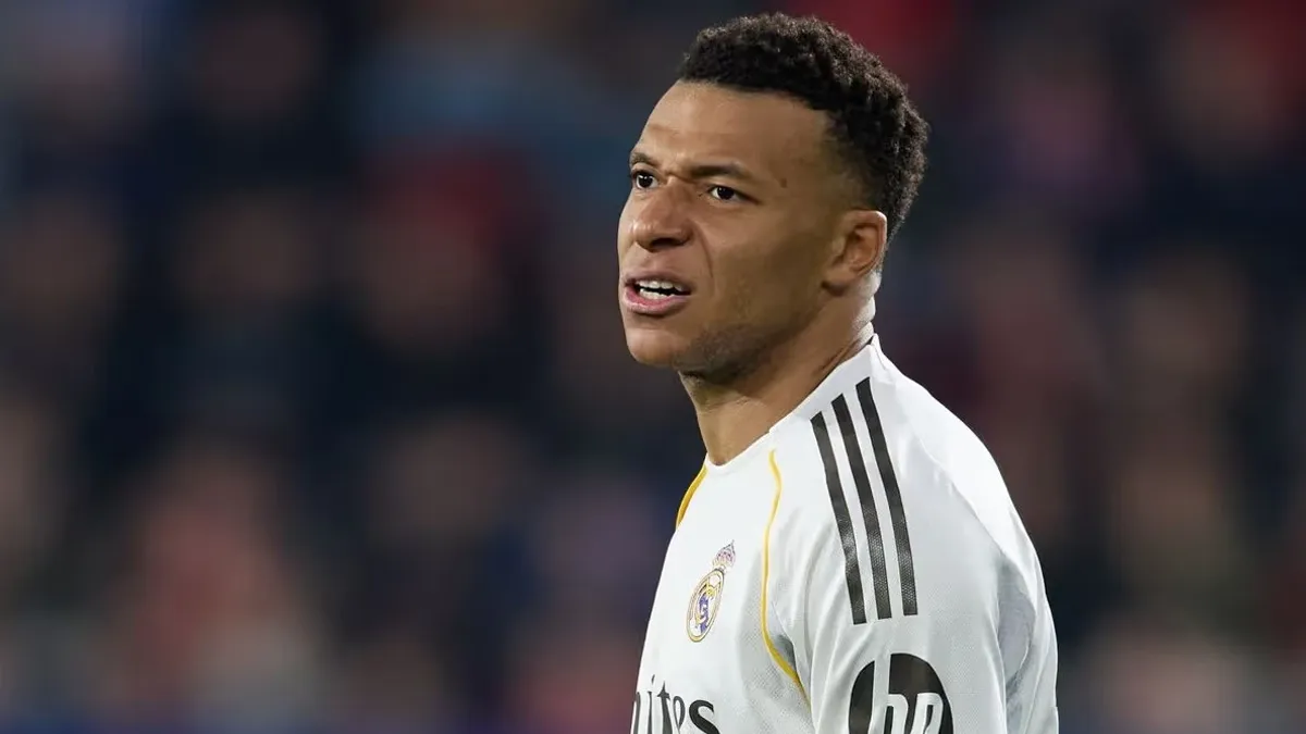 Kilinan Mbappenin real madrid formasında və Çin nümayiş əlamətləri