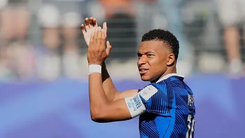 Kilian Mbappe və Filip Diallo mətbuat önündə