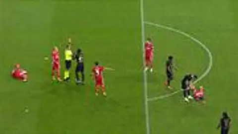 Samsunspor-Amedspor maçında kırmızı kart gösterilen Mbaye Diagne