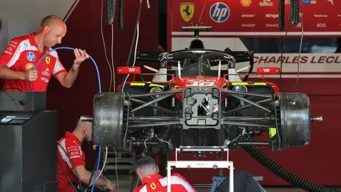 Formula 1 bolidlərinin aerodinamik elementlərini göstərən texniki detallı şəkil