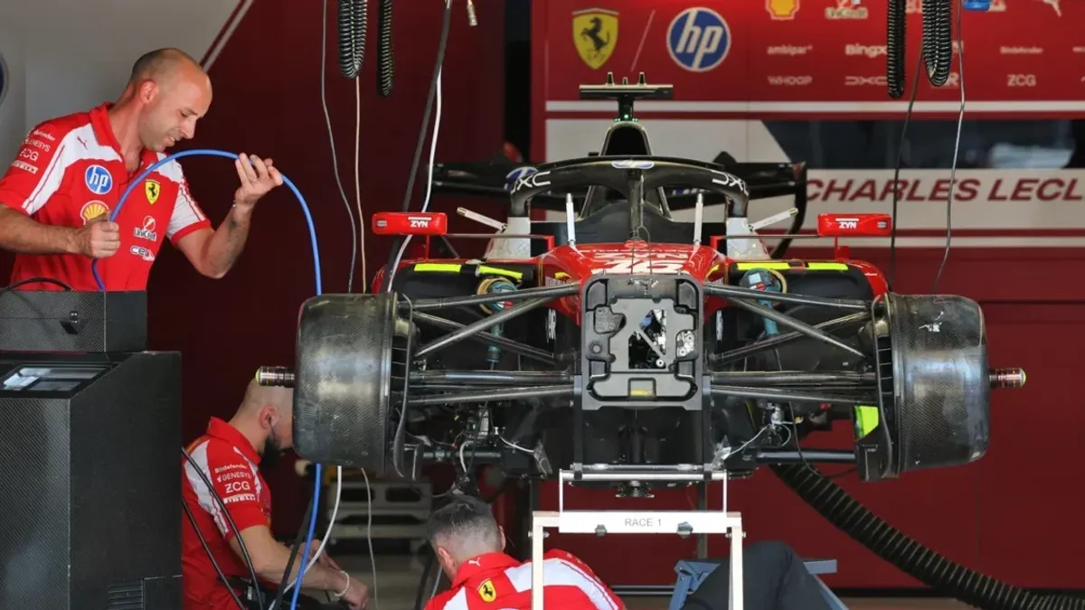 Formula 1 bolidlərinin aerodinamik elementlərini göstərən texniki detallı şəkil