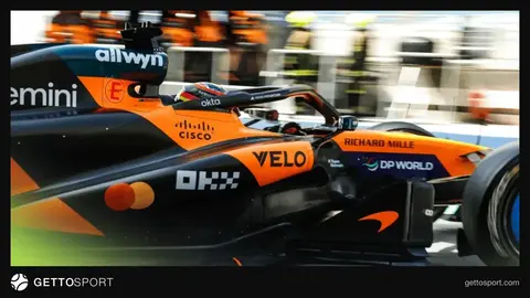 McLaren bolidi və komanda üzvləri pitdə texniki işlər aparır