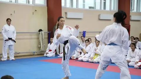 Mədinə Sadıqova və qatılan xanım karateçilər seminar zamanı