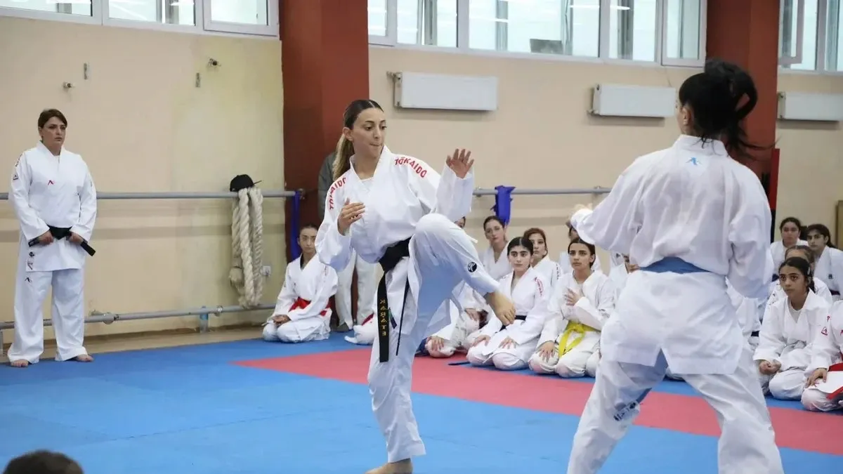 Mədinə Sadıqova və qatılan xanım karateçilər seminar zamanı