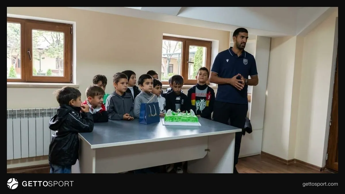 Məhəmməd Alıyev Sumqayıt Akademiyasında uşaqlarla məşq zamanı