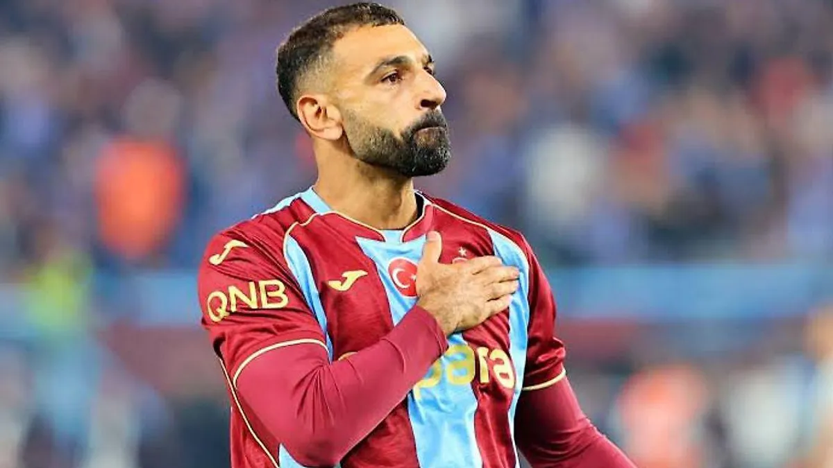 Məhəmməd Salah topa vurmadan əvvəl zərbə hazırlayır, arxa planda Trabzonspor formanlı futbolçular