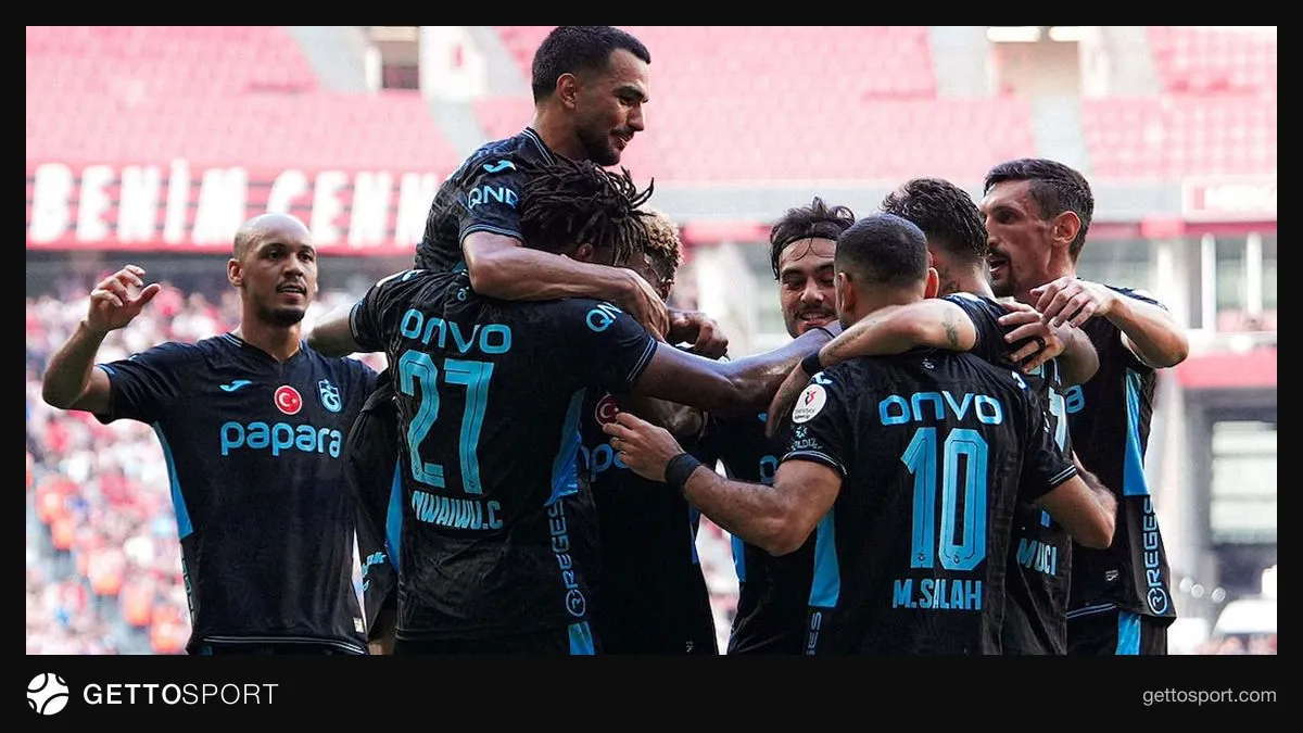 Melih Kabasakal sahada Trabzonspor formasıyla mücadele ederken