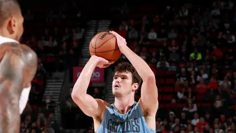 Memfis oyuncuları bayram edir; Domantas Sabonis ribaundlarda mübarizə aparır