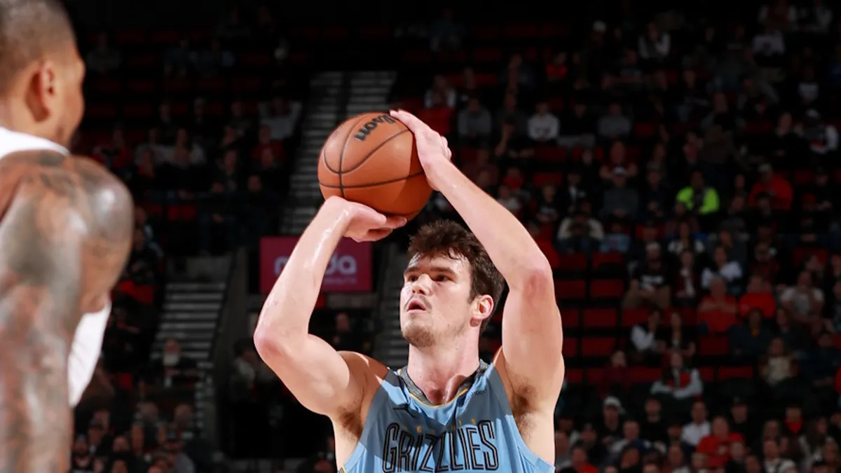 Memfis oyuncuları bayram edir; Domantas Sabonis ribaundlarda mübarizə aparır