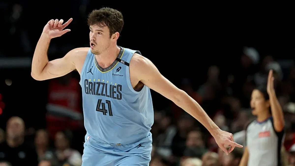 Memphis Grizzlies oyuncuları kutlama yaparken, Cameron Boozer topu taşıyor