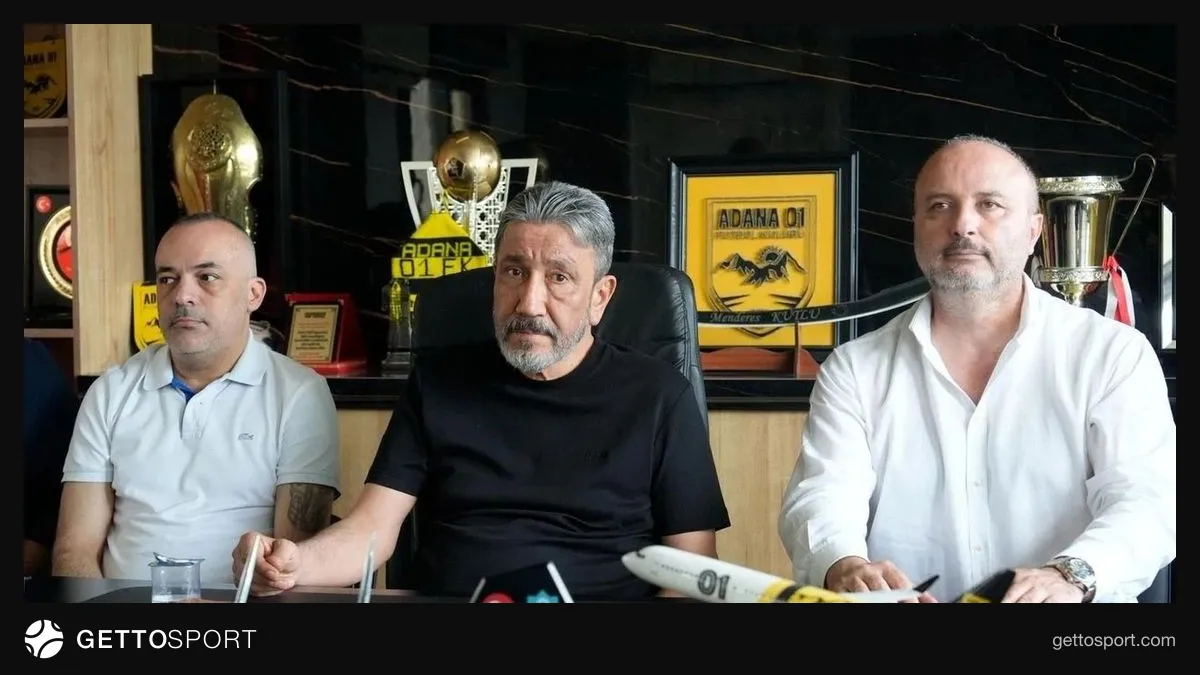 Menderes Kutlu mikrofon başında konuşuyor