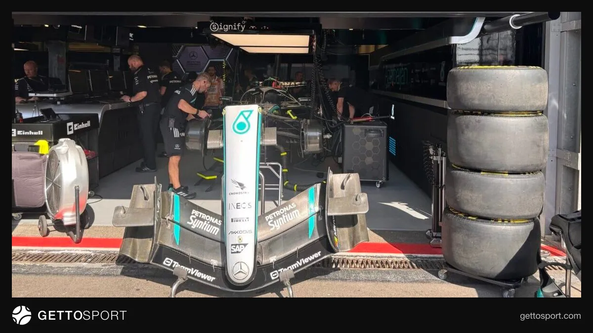 Mercedes bolidinin yeni ön qanadının test olunduğu anın görüntüsü